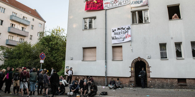 Menschengruppe vor besetzten Haus Menschengruppe vor besetzten Haus