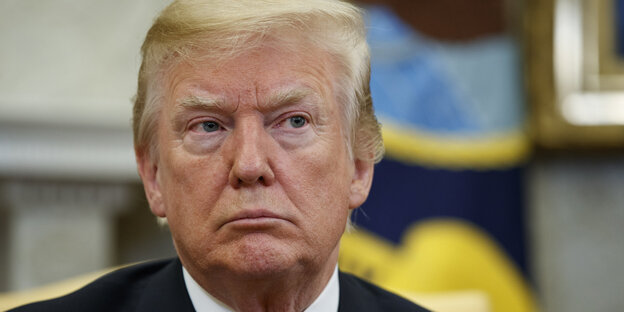 Donald Trump blickt kritisch Donald Trump blickt kritisch