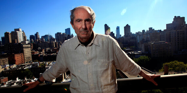 Philip Roth steht unter strahlend blauem Himmel vor der Skyline New Yorks Philip Roth steht unter strahlend blauem Himmel vor der Skyline New Yorks