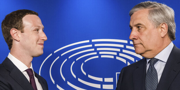 Mark Zuckerberg blickt etwas verkrampft Antonio Tajani an, der ernst zurückschaut Mark Zuckerberg blickt etwas verkrampft Antonio Tajani an, der ernst zurückschaut
