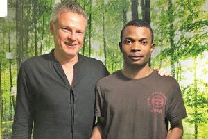 Zwei Männer stehen vor einer Waldtapete Zwei Männer stehen vor einer Waldtapete