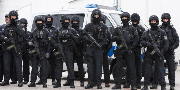 Polizeibeamte in Kampfmontur Polizeibeamte in Kampfmontur