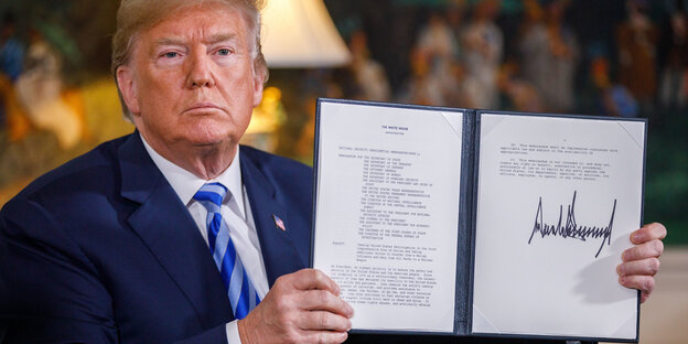 Trump hält Memorandum zu Iran hoch Trump hält Memorandum zu Iran hoch