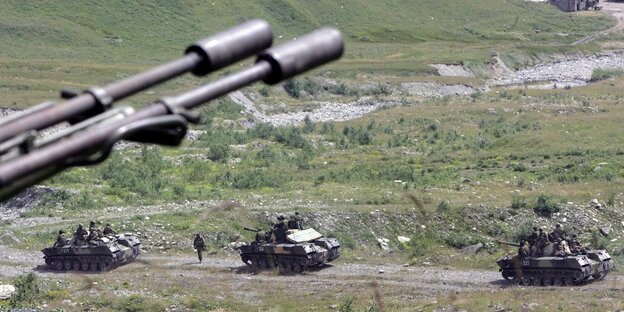 Panzer fahren durch eine Landschaft Panzer fahren durch eine Landschaft