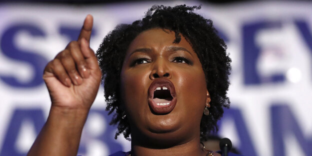 Stacey Abrams bei einer Rede Stacey Abrams bei einer Rede