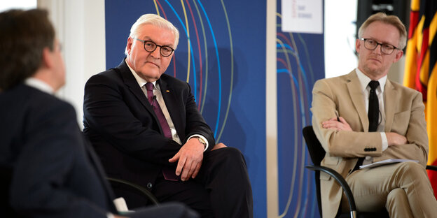 Drei Männer unterhalten sich, einer davon ist Steinmeier