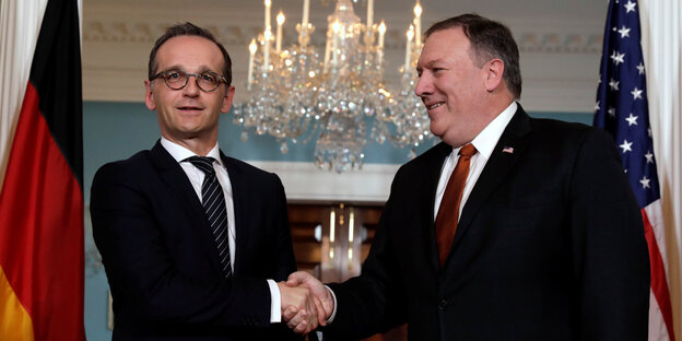 Heiko Maas schüttelt Mike Pompeo die Hand Heiko Maas schüttelt Mike Pompeo die Hand