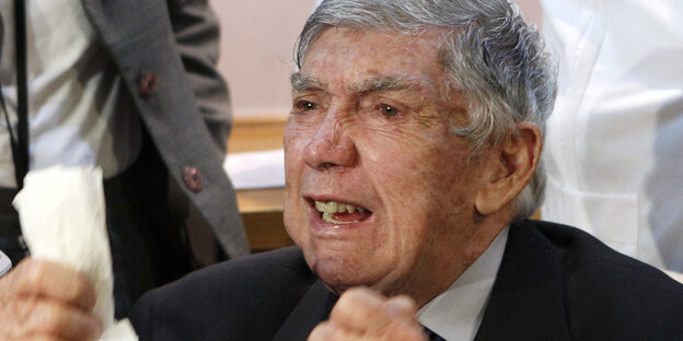 Luis Posada Carriles ballt die Fäuste Luis Posada Carriles ballt die Fäuste