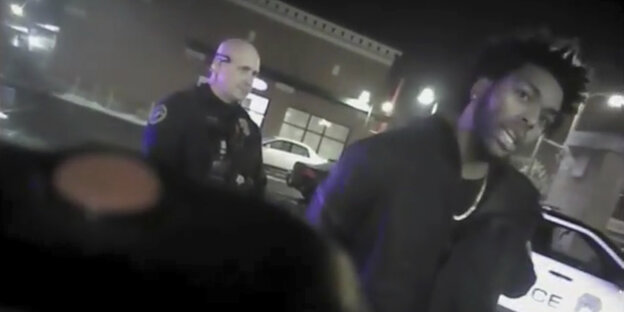 Die Bodycam-Aufnahme zeigt Sterling Brown, der von der Polizei befragt wird Die Bodycam-Aufnahme zeigt Sterling Brown, der von der Polizei befragt wird