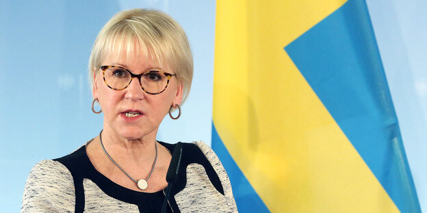 Margot Wallström neben einer schwedischen Fahne Margot Wallström neben einer schwedischen Fahne