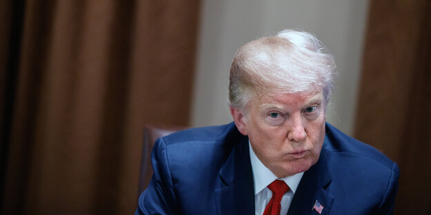 Ein Foto von US-Präsident Donald Trump, der den Mund verzieht Ein Foto von US-Präsident Donald Trump, der den Mund verzieht