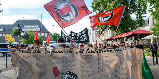 Fronttransparent eines Demonstrationszuges Fronttransparent eines Demonstrationszuges