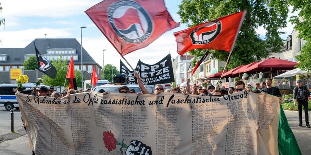 Fronttransparent eines Demonstrationszuges