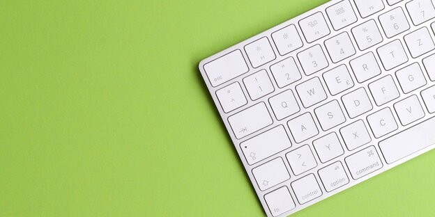 Binäre Zahlenreihe auf einem Computerbildschirm unterbrochen durch das Wort "Datenschutz" Binäre Zahlenreihe auf einem Computerbildschirm unterbrochen durch das Wort "Datenschutz"