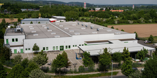 Aufnahme einer großen Lagerhalle von oben Aufnahme einer großen Lagerhalle von oben