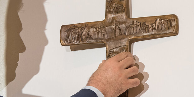 Markus Söder wie er das Kreuz aufhängt Markus Söder wie er das Kreuz aufhängt