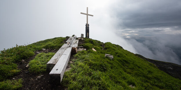 Das Gipfelkreuz auf dem Schafreuter und Balken des zuvor gefällten Kreuzes Das Gipfelkreuz auf dem Schafreuter und Balken des zuvor gefällten Kreuzes