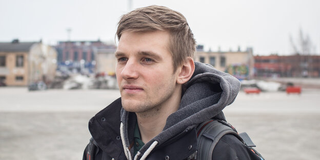 Ein Junger Mann in schwarzer Jacke Ein Junger Mann in schwarzer Jacke