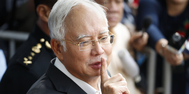 Expremier Najib Razak mit einem erhobenen Zeigefinger vor seinem Mund Expremier Najib Razak mit einem erhobenen Zeigefinger vor seinem Mund