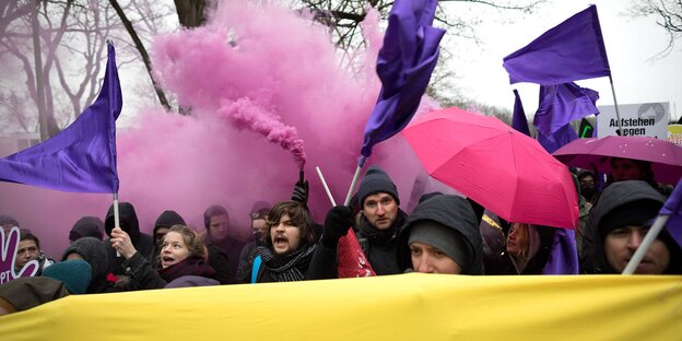 Eine schwarze Fahne weht über einer Demo. Darauf steht: Halte deine Umwelt sauber Eine schwarze Fahne weht über einer Demo. Darauf steht: Halte deine Umwelt sauber