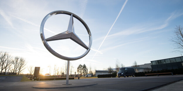 Ein übergroßer Mercedes-Stern steht auf einem Firmengelände Ein übergroßer Mercedes-Stern steht auf einem Firmengelände