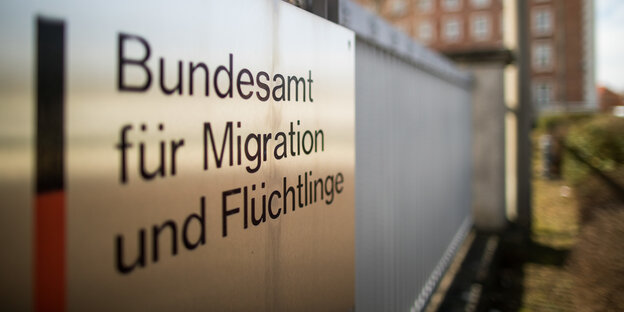 Das Schild des Bundesamtes für Migration und Flüchtlinge Das Schild des Bundesamtes für Migration und Flüchtlinge