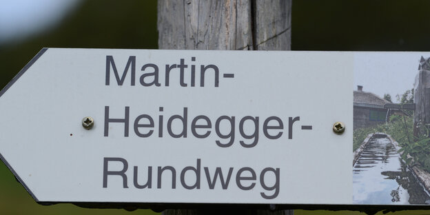 Ein Schild, auf dem "Martin-Heidegger-Rundweg" steht Ein Schild, auf dem "Martin-Heidegger-Rundweg" steht