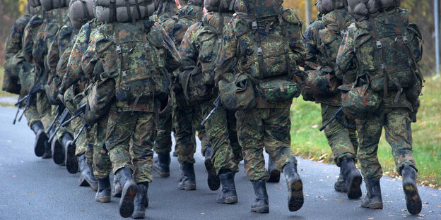 Bundeswehsoldaten mit Marschgepäck Bundeswehsoldaten mit Marschgepäck