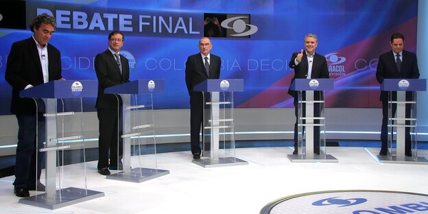 25.05.2018, Kolumbien, Bogota: Die Kandidaten Sergio Fajardo (v.l.n.r.), Gustavo Petro, Humberto de la Calle, Iván Duque und Germán Vargas Lleras bei einer Fernsehdebatte, vor der Präsidentschaftswahl in Kolumbien. 25.05.2018, Kolumbien, Bogota: Die Kandidaten Sergio Fajardo (v.l.n.r.), Gustavo Petro, Humberto de la Calle, Iván Duque und Germán Vargas Lleras bei einer Fernsehdebatte, vor der Präsidentschaftswahl in Kolumbien.