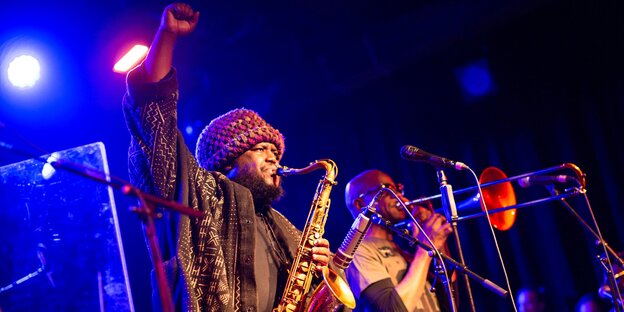 Saxofonist reckt Faust gen Decke Saxofonist reckt Faust gen Decke