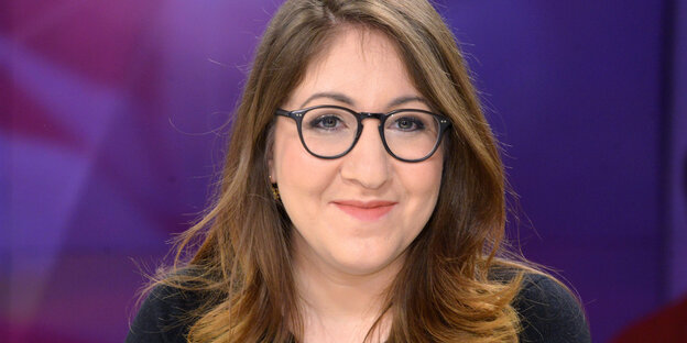 Deborah Feldman lächelt in die Kamera Deborah Feldman lächelt in die Kamera