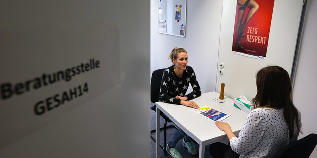 Zwei Frauen sitzen an einem Tisch in einem Raum der Hamburger Gesundheitsbehörde. Zwei Frauen sitzen an einem Tisch in einem Raum der Hamburger Gesundheitsbehörde.