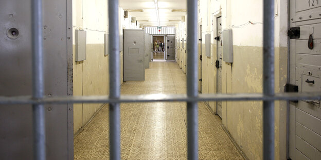 Ein Gang in einem ehemaligen DDR-Gefängnis - daovr Gitterstäbe Ein Gang in einem ehemaligen DDR-Gefängnis - daovr Gitterstäbe
