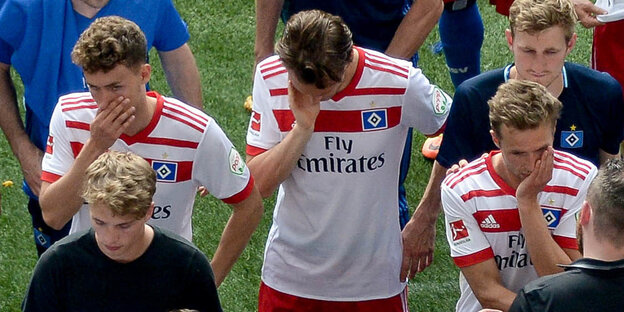 Traurige HSV-Fußballer beim Verlassen des Stadions Traurige HSV-Fußballer beim Verlassen des Stadions