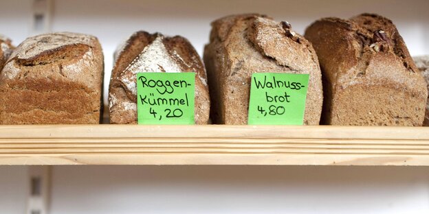 Viele Vollkornrote auf einem Regalbrett Viele Vollkornrote auf einem Regalbrett