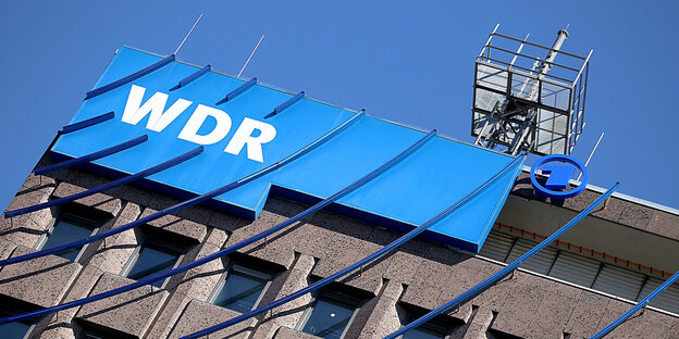 Ein WDR-Logo an einem Gebäude Ein WDR-Logo an einem Gebäude
