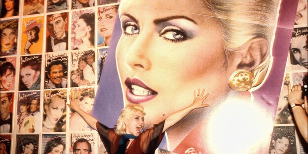 Debbie Harry posiert vor einer Wand mit dem „Interview“-Cover, auf dem sie abgebildet sit Debbie Harry posiert vor einer Wand mit dem „Interview“-Cover, auf dem sie abgebildet sit