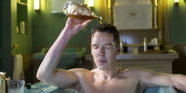 Patrick Melrose (Benedict Cumberbatch) sitzt in der Badewanne und gießt sich Schnaps über den Kopf. Patrick Melrose (Benedict Cumberbatch) sitzt in der Badewanne und gießt sich Schnaps über den Kopf.