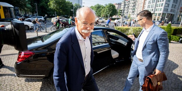 Zetsche auf dem Weg zum Treffen mit Scheuer Zetsche auf dem Weg zum Treffen mit Scheuer