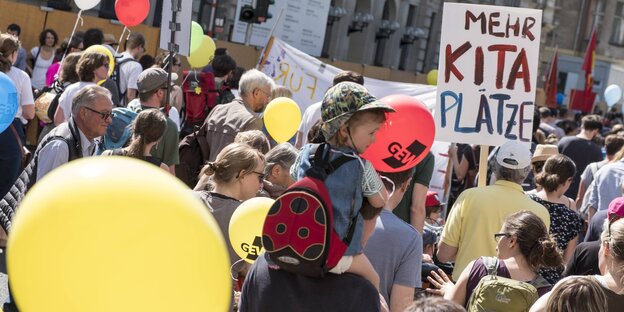 TeilnehmerInnen an einer Demo mit bunten Luftballons