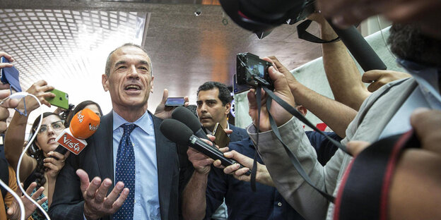 Carlo Cotarelli umgeben von Reportern Carlo Cotarelli umgeben von Reportern