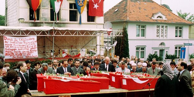 Archivbild von dem Anschlag in Solingen 1993: Das Foto zeigt die Särge von fünf Türkinnen vor dem ausgebrannten Haus in Solingen. Archivbild von dem Anschlag in Solingen 1993: Das Foto zeigt die Särge von fünf Türkinnen vor dem ausgebrannten Haus in Solingen.