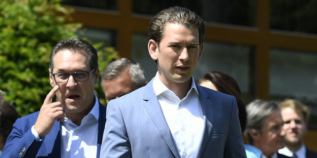 Ein junger Mann in Anzug mit nach hinten gegelten Haaren Ein junger Mann in Anzug mit nach hinten gegelten Haaren