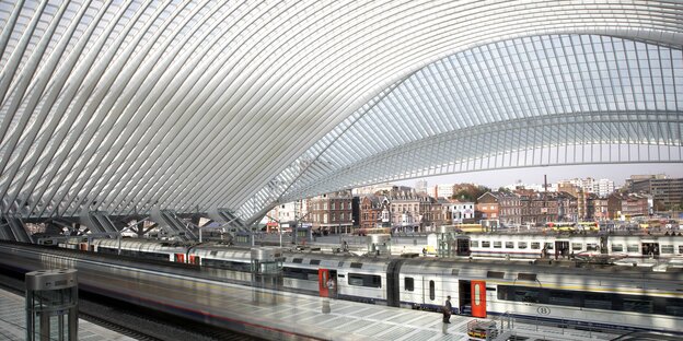 bahnhof mit stadtansicht bahnhof mit stadtansicht