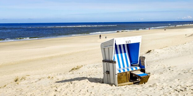 Sandstrand mit Strandkorb Sandstrand mit Strandkorb