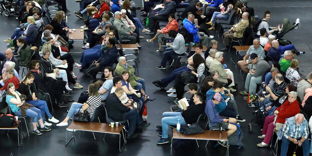 Viele Menschen sitzen herum Viele Menschen sitzen herum