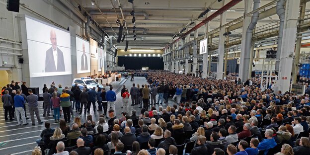 viele Menschen in einer großen Halle viele Menschen in einer großen Halle