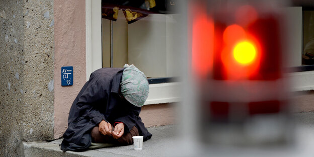 Bettelnde Frau am Straßenrand Bettelnde Frau am Straßenrand