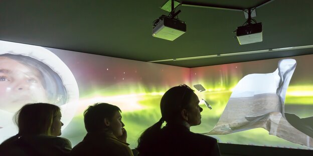 Zuschauersilhouetten vor großen Videoleinwand Zuschauersilhouetten vor großen Videoleinwand