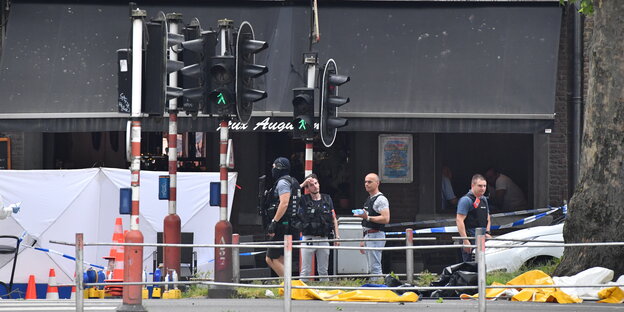 Polizisten mit Westen auf einer Straße Polizisten mit Westen auf einer Straße